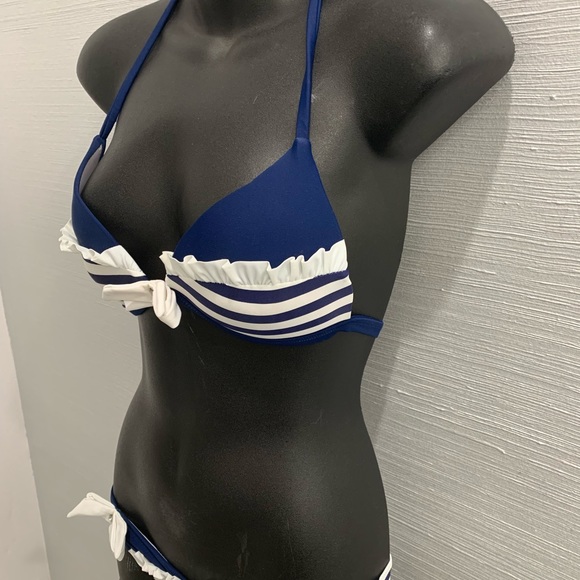 Bikini - Picture 3 of 6